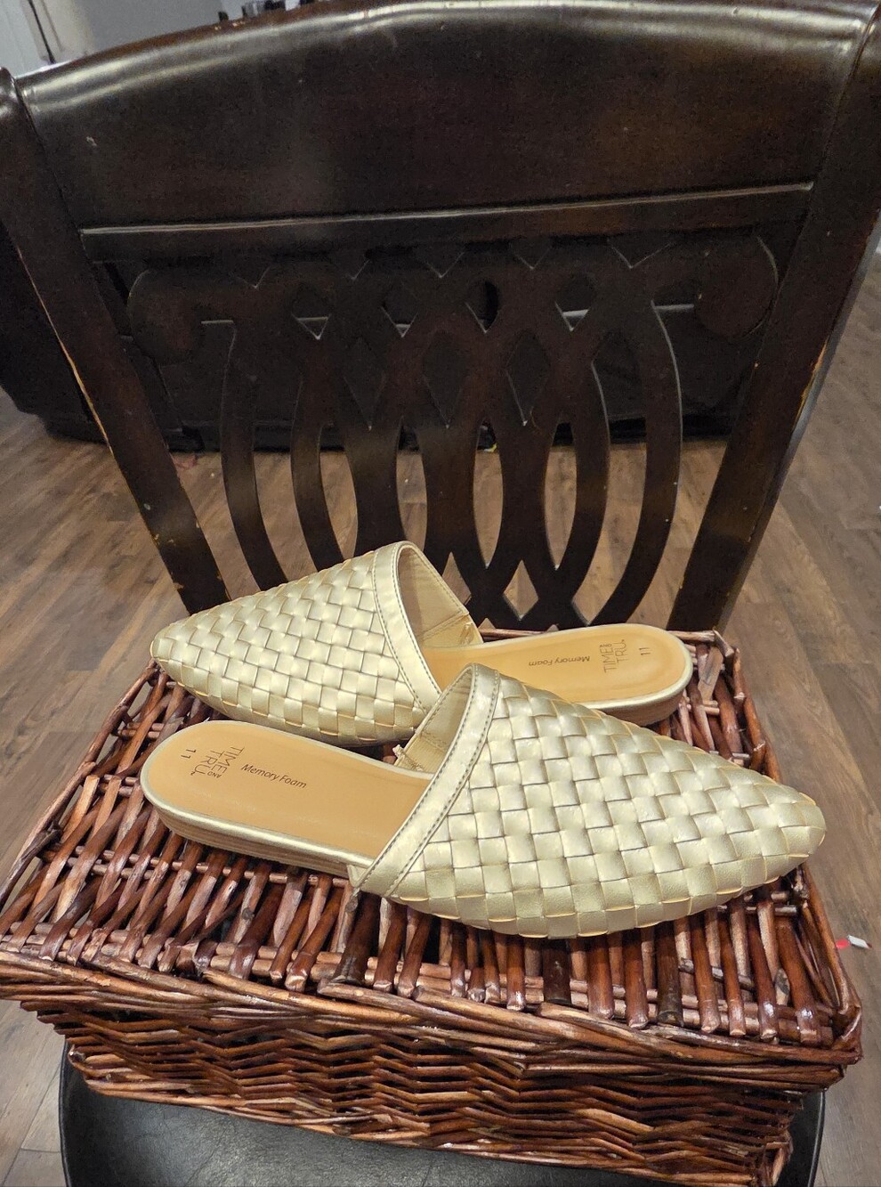 Time and Tru Women's Gold Slide Sandal with Padded Insole. Nice Mule.